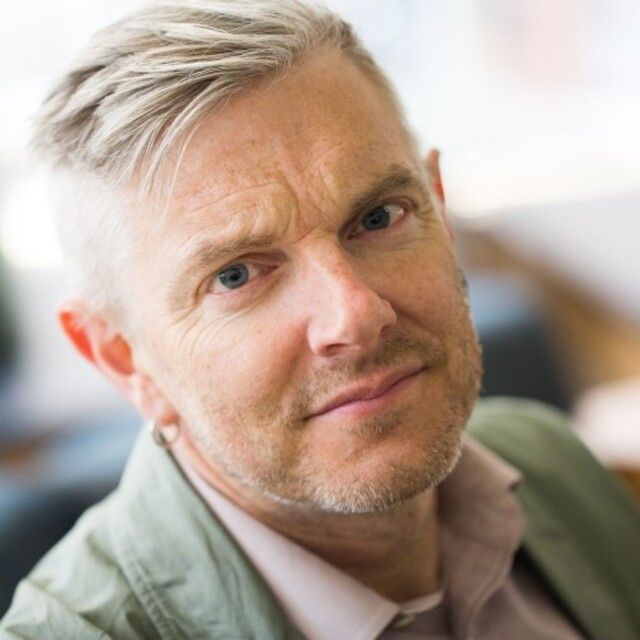 Portrait of Simon Billinge
